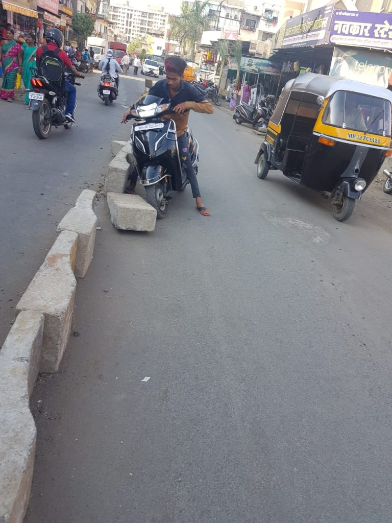 जवळकरनगर येथील दुभाजकामुळे अपघातात वाढ  दुभाजक काढून टाकण्याची मागणी