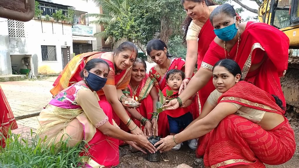 नवरात्रीच्या निमित्ताने 9 महिन्याच्या बालिकेच्या हस्ते वृक्षारोपण.