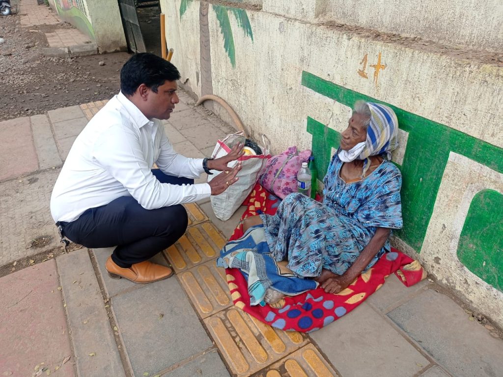 दुखापतग्रस्त अनाथ आजीला संजय गांधी निराधार योजना समिती सदस्य संजय मराठेंनी दिला मोठा आधार. 