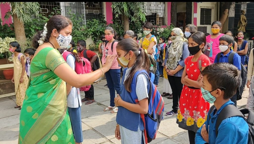 वह्या,सॅनिटायझरचे वाटप करून विद्यार्थ्यांचे स्वागत.