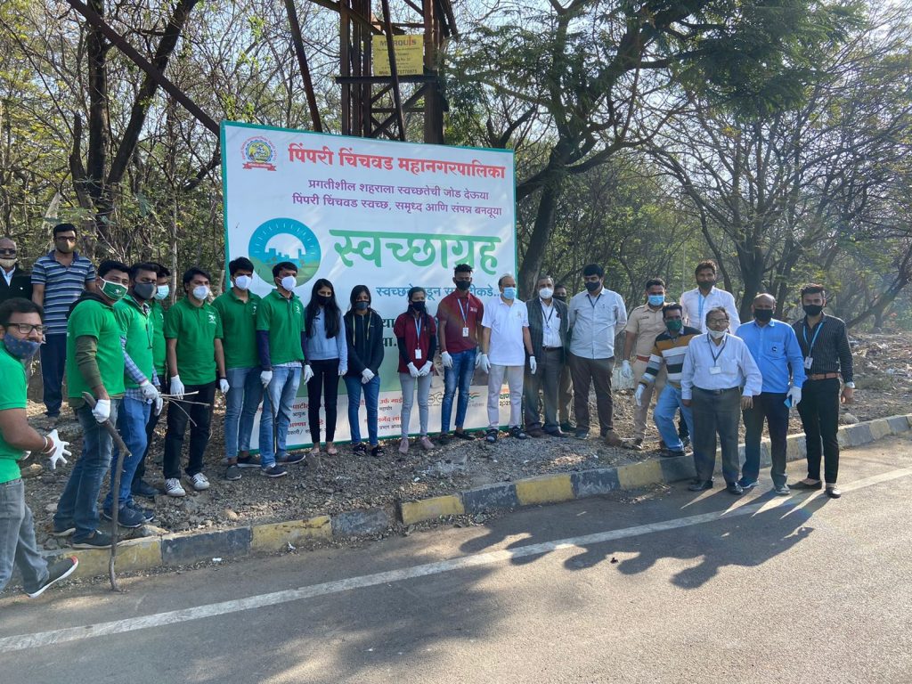 स्वच्छाग्रह उपक्रमाअंतर्गत शहरात स्वच्छता. 