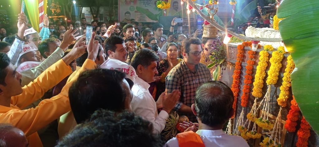 श्री साई मंदिराच्या वर्धापनदिनानिमित्त खासदार अमोल कोल्हे यांच्या हस्ते साईंची आरती