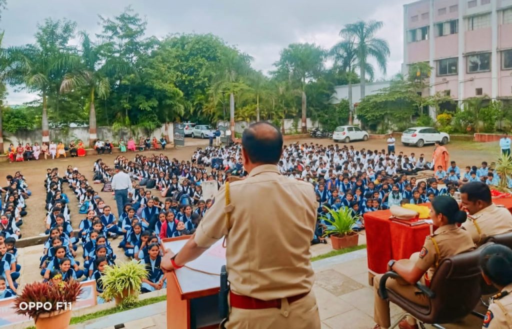 स्वातंत्र्याच्या अमृत महोत्सवानिमित्त फ्रेंडशिप विथ कॉप्स.