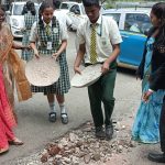 पुण्यात विद्यार्थ्यांनी बुजवले रस्त्यावरील खड्डे; प्रशासनास जाग कधी येणार?