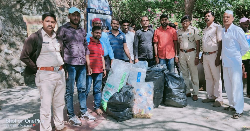 स्वराज्य संग्रामकडून शिवनेरीवर प्लास्टिक कचरा संकलन.