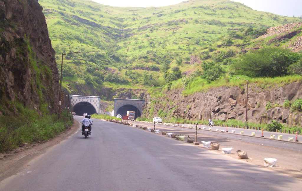 कात्रज नवीन बोगद्यातून मुंबईकडे जाणारी वाहतूक सहा तास बंद