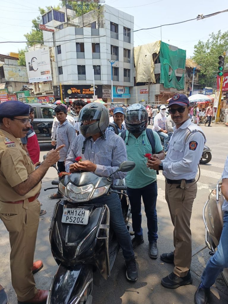 लाक्षणिक हेल्मेट दिवशी प्रबोधन;  पुणेकरांकडून उपक्रमाची प्रशंसा